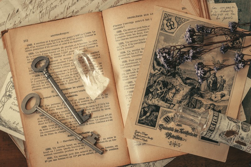 古い洋書と鍵