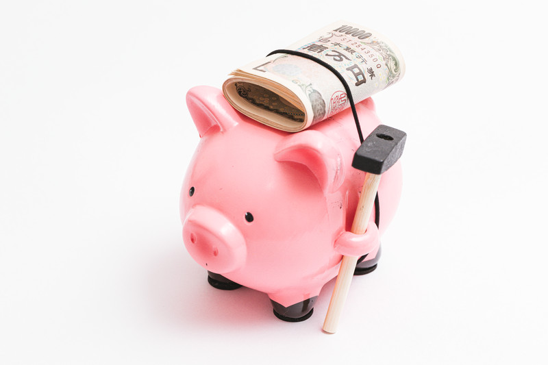 豚の貯金箱とお金