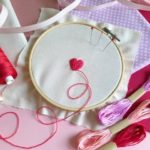 おしゃれな赤い糸の刺しゅうの写真