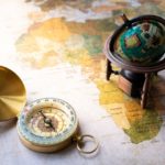 地図とコンパスと地球儀の写真