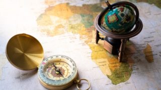 地図とコンパスと地球儀の写真